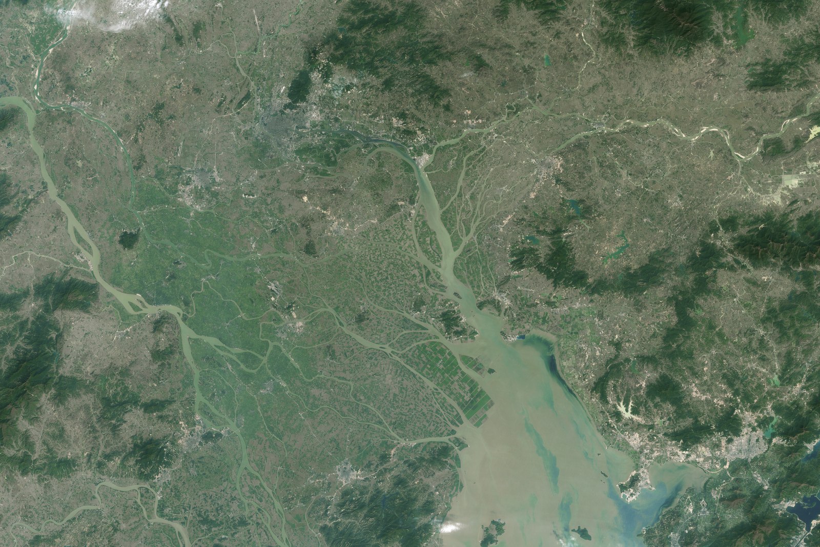 Landsat satellite image of the Pearl River Delta in November 1988, showing farmland, fish ponds, and braided river channels around the estuary